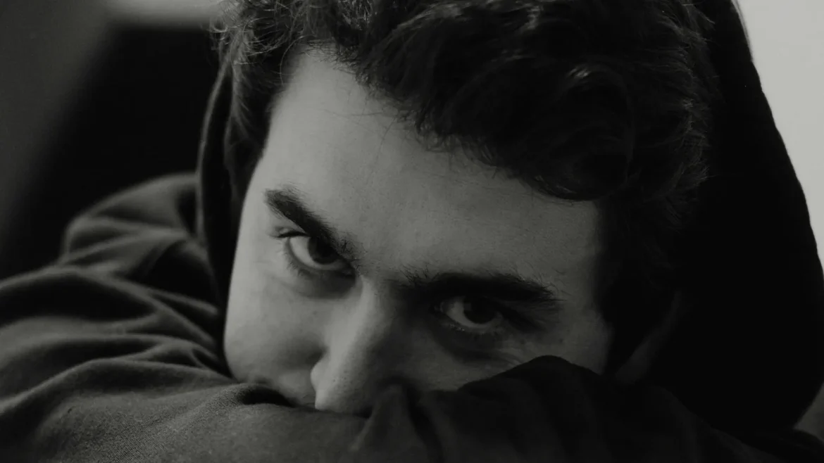 Młody mężczyzna z zamyślonym wyrazem twarzy – symbol stresu i psychicznych przyczyn zaburzeń erekcji w młodym wieku