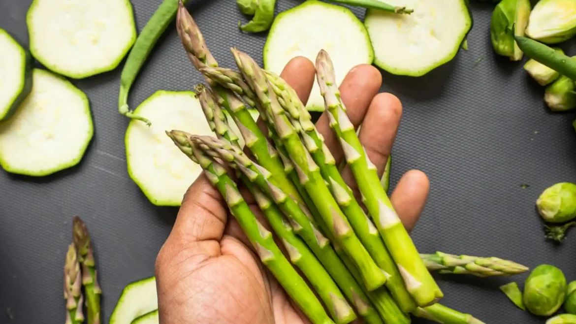 Zielone warzywa roślinne - szparagi, cukinia i fasolka, jako przykład produktów w dobrze zbilansowanej diecie wegetariańskiej