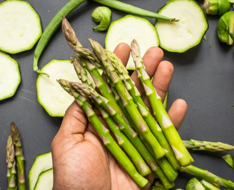 Zielone warzywa roślinne - szparagi, cukinia i fasolka, jako przykład produktów w dobrze zbilansowanej diecie wegetariańskiej
