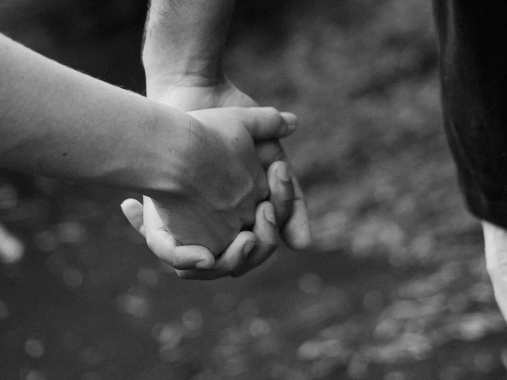 Trzymanie się za ręce - symbol bliskości, zaufania i odbudowy relacji w związku po zdradzie