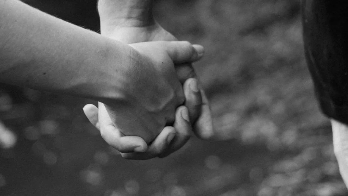 Trzymanie się za ręce - symbol bliskości, zaufania i odbudowy relacji w związku po zdradzie