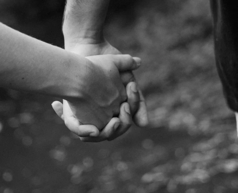 Trzymanie się za ręce - symbol bliskości, zaufania i odbudowy relacji w związku po zdradzie